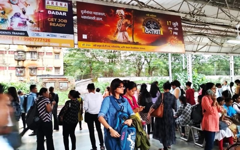TRAIN AD : 8 X 3 STATION BOARD, CURRY ROAD – CENTRAL LINE