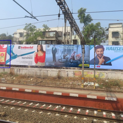 HUARDING : 28 X 20 FACING RAILWAY PLATFORM, MULUND