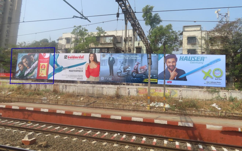 HUARDING : 28 X 20 FACING RAILWAY PLATFORM, MULUND