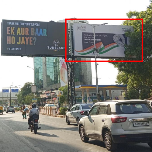 GANTRY : 24 X 12   JUDGES BUNGLOW ROAD – O/S ATITHI HOTEL TOW. JUDGES BUNGLOW TO PAKWAN SG ROAD – R, JUDGES BUNGLOW