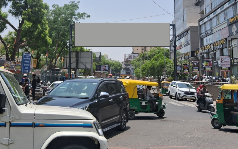 GANTRY : 42 X 10   VASTRAPUR LAKE NR. AHMEDABAD ONE MALL TOW. BODAKDEV/ SANJIVANI HOSPITAL, VASTRAPUR