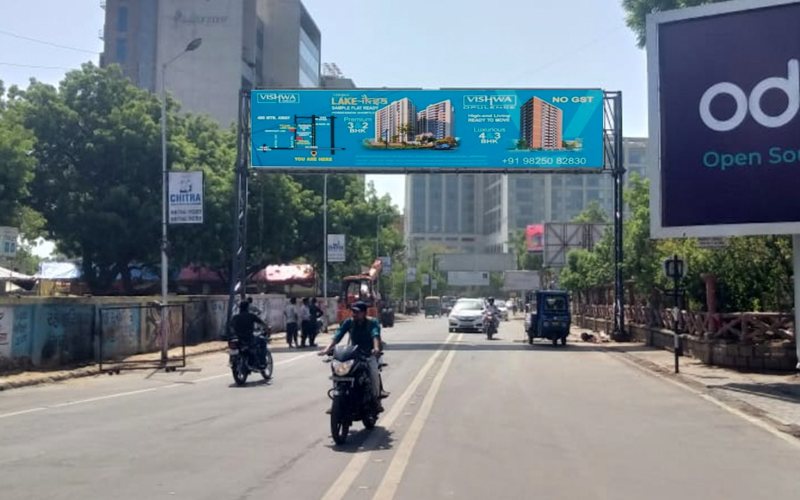 GANTRY : 42 X 10 VASTRAPUR LAKE NR. AHMEDABAD ONE MALL TOW. MALL ENTRY, VASTRAPUR