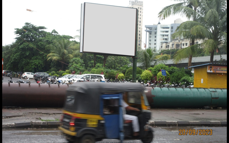 FLAG : 12 X 10   KHARGHAR HIRANANDANI SERVICE ROAD FACING SIGNAL/HIGHWAY